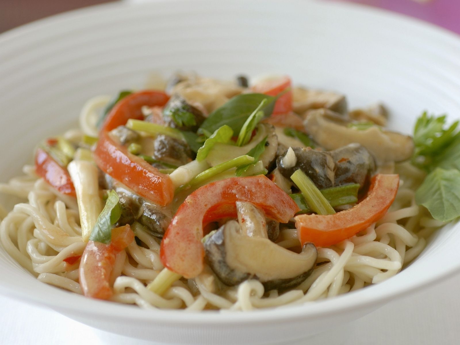 Nudeln mit Gemüse auf thailändische Art Rezept | EAT SMARTER