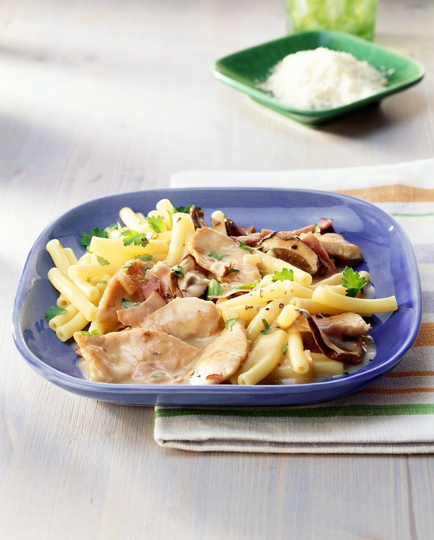 Nudeln mit Geschnetzeltem und Pilzen Rezept | EAT SMARTER