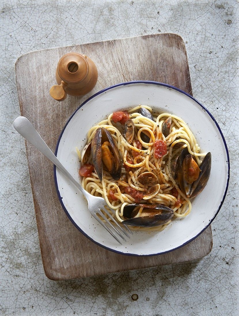 Nudeln mit Muscheln und Tomaten Rezept | EAT SMARTER
