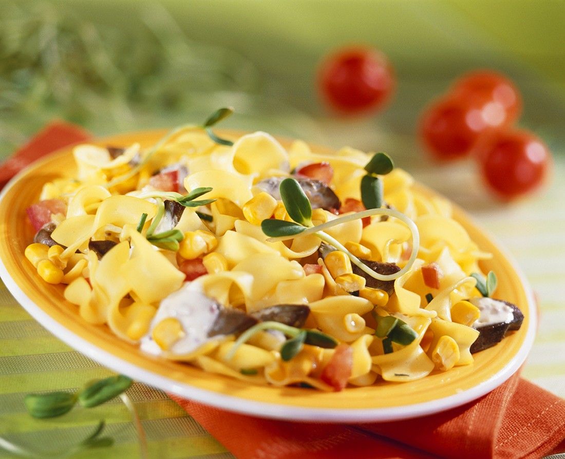 Nudeln mit Rinderfilet und Mais Rezept | EAT SMARTER