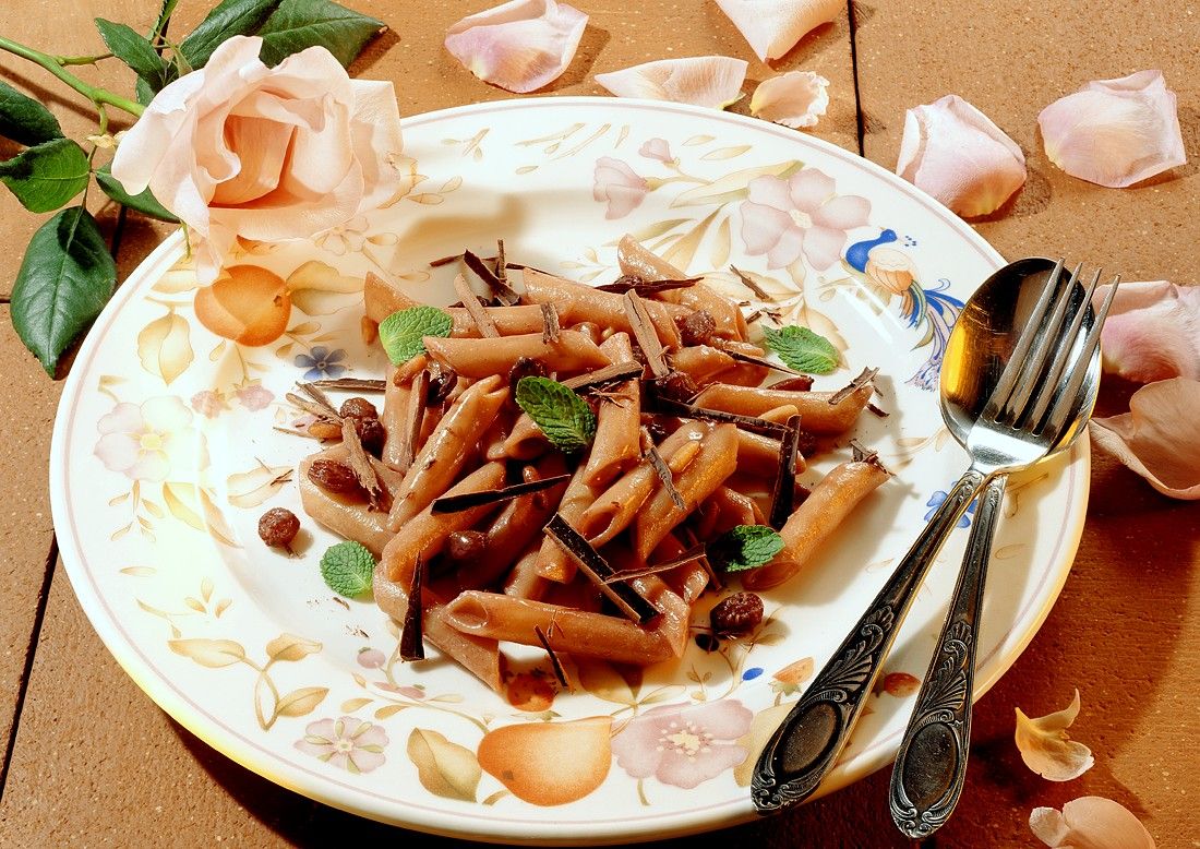 Nudeln mit Schokoladensauce, Rosinen und Pfefferminze Rezept | EAT SMARTER