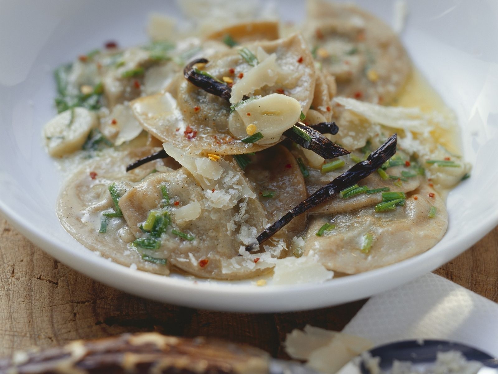 Nudeln mit Spinat-Ricotta-Füllung und Vanille Rezept | EAT SMARTER