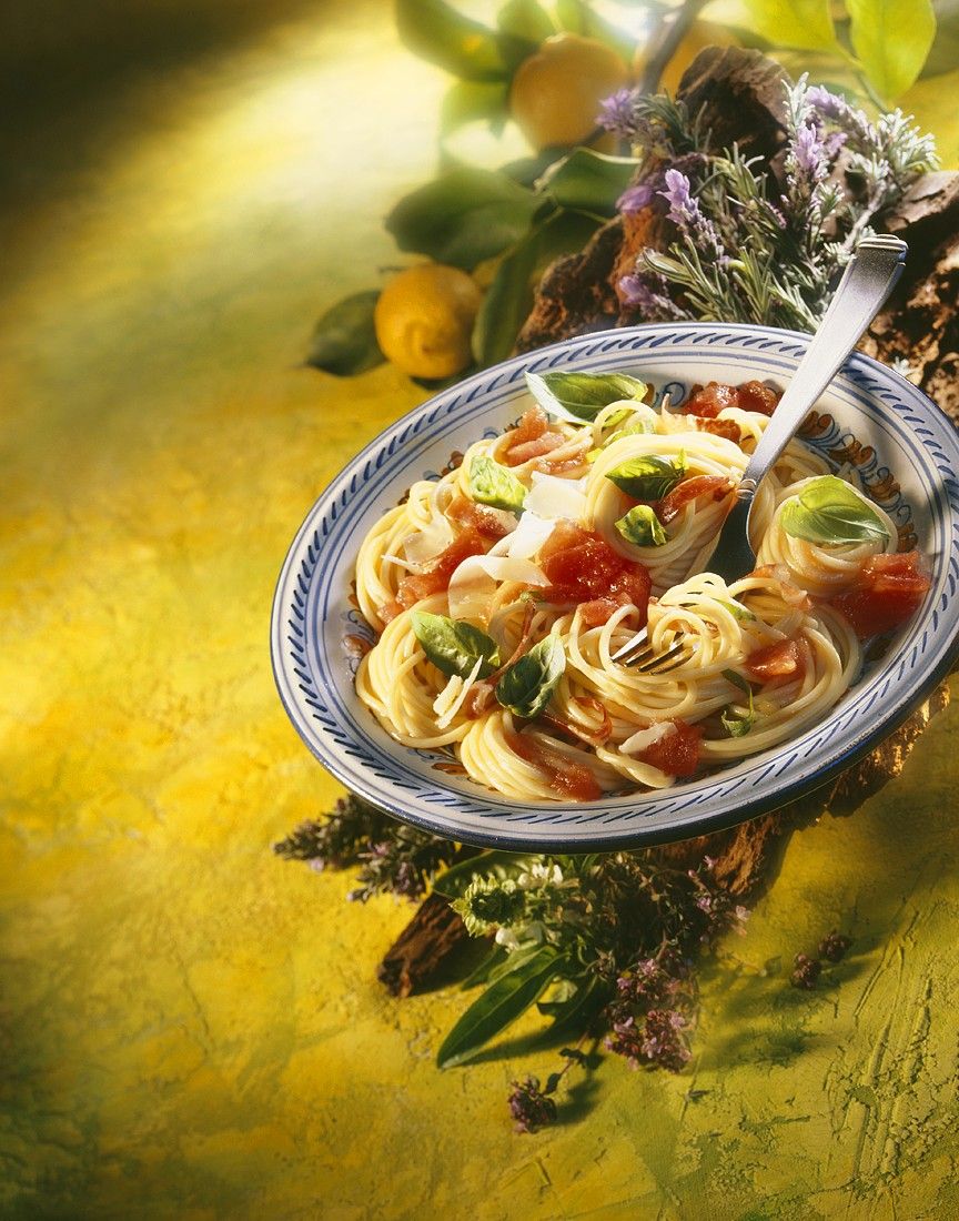 Nudeln mit Tomaten und Parmaschinken Rezept | EAT SMARTER