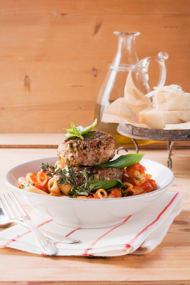 Nudeln mit Tomatensauce und Frikadellen Rezept | EAT SMARTER Nudeln mit Tomatensauce und Frikadellen Rezept | EAT SMARTER