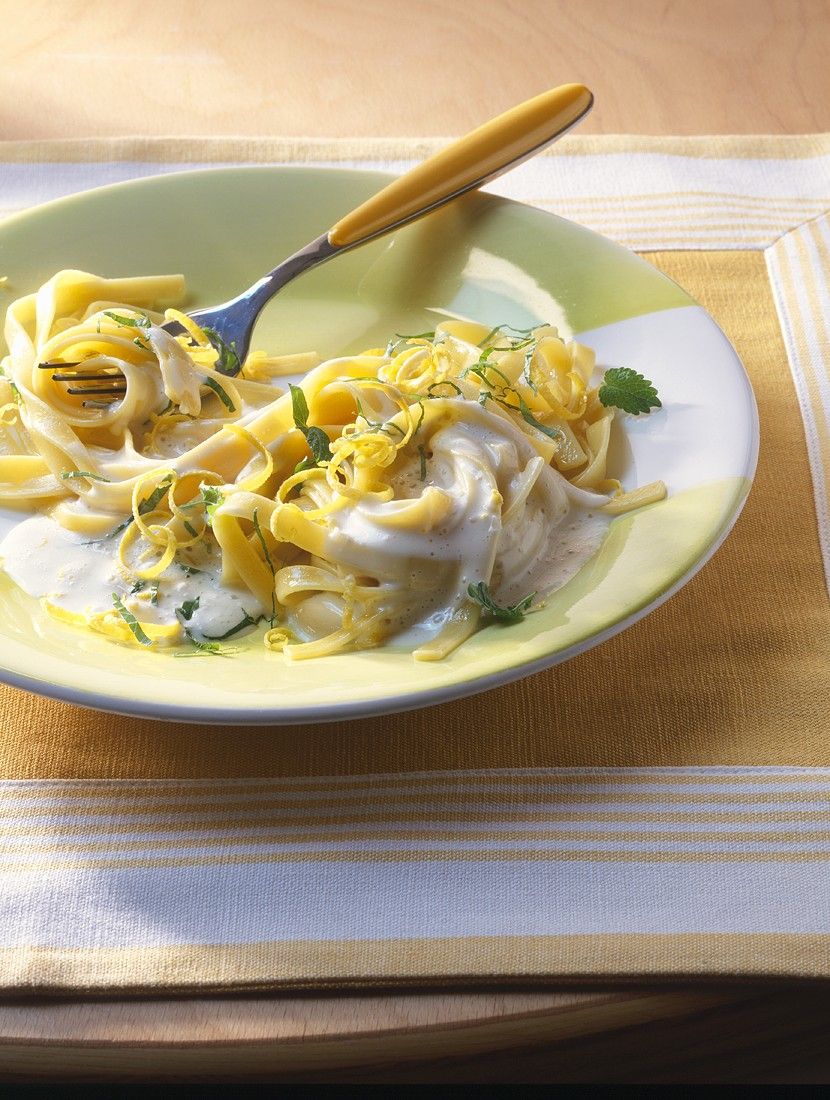 Nudeln mit Zitronensoße Rezept | EAT SMARTER