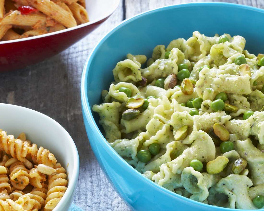 Nudelsalat mit Erbsen und Pistazien Rezept | EAT SMARTER