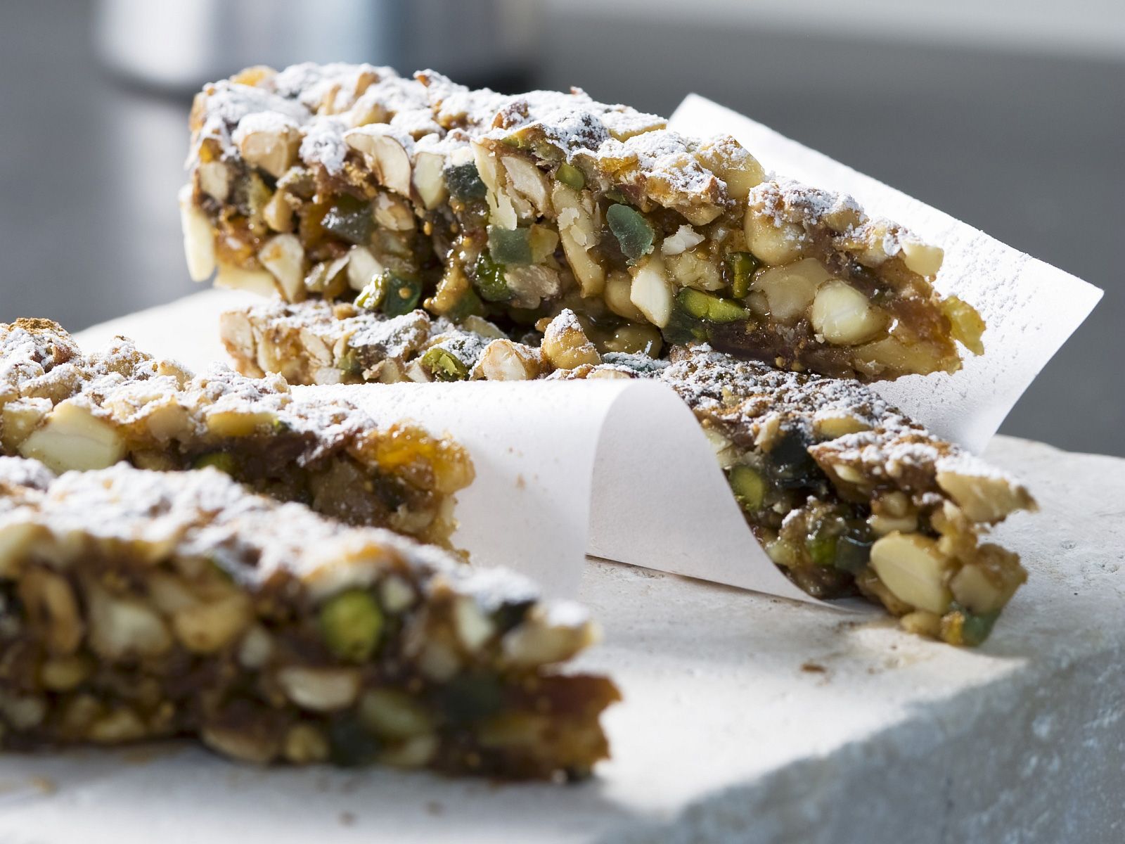 Nuss-Schnitten Rezept | EAT SMARTER Nuss-Schnitten Rezept | EAT SMARTER