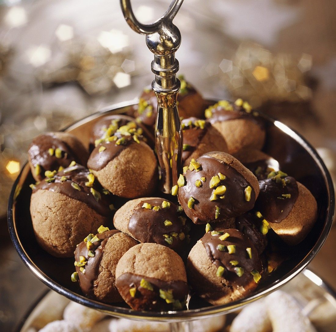 Nussplätzchen mit Schokoglasur Rezept | EAT SMARTER