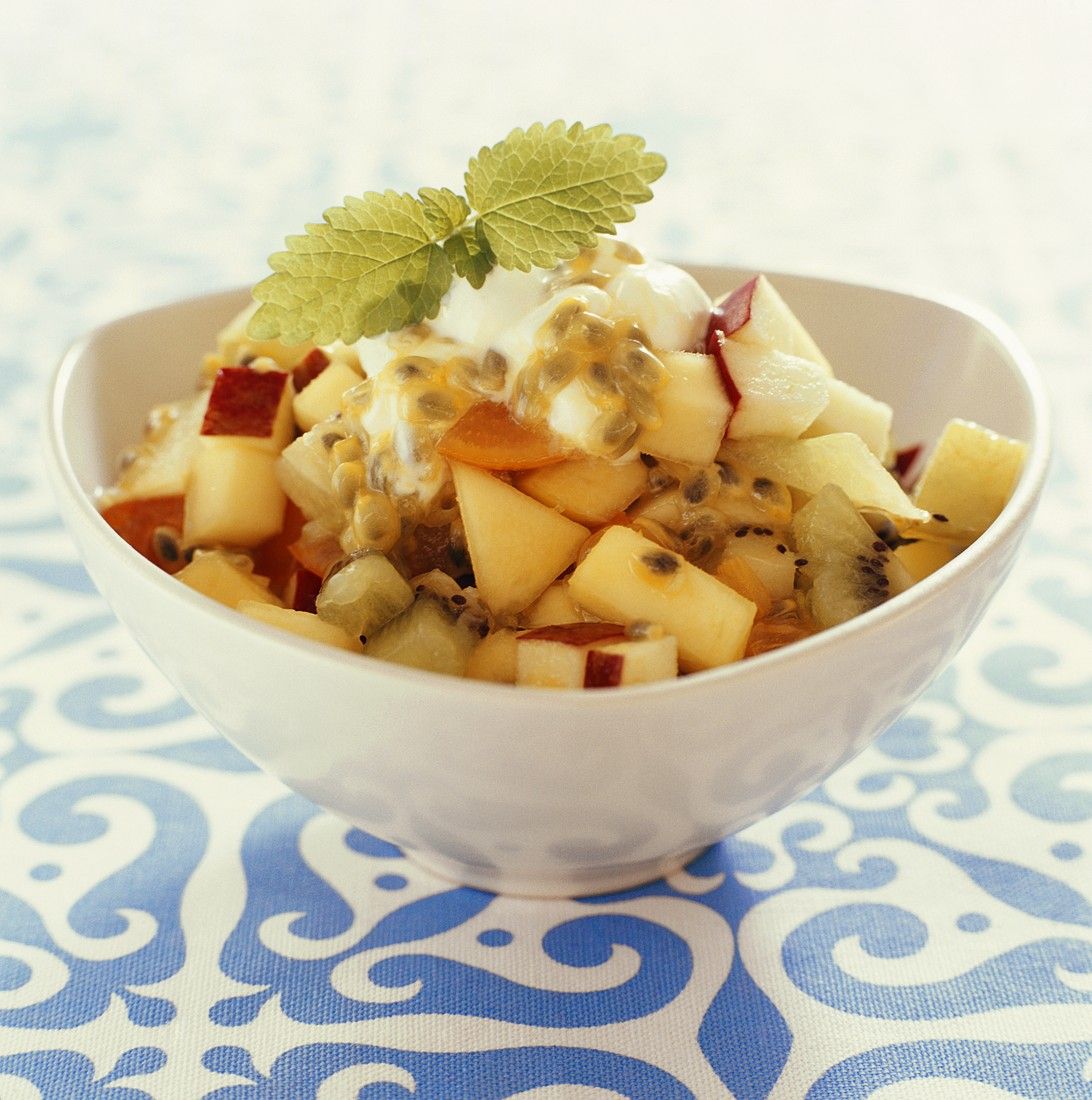 Obstsalat mit Schlagsahne Rezept | EAT SMARTER