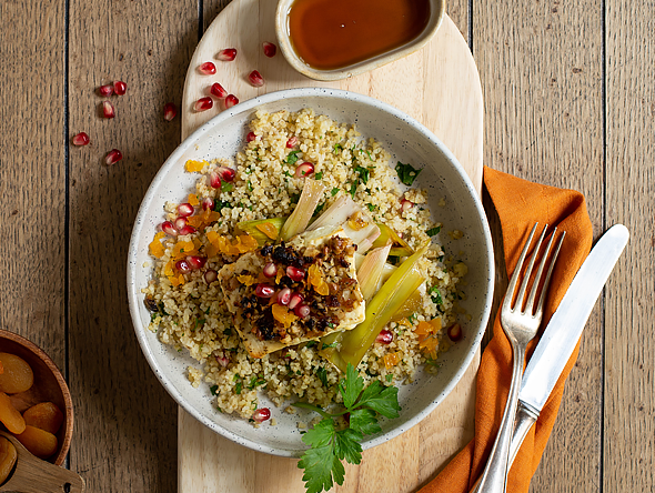 Ofen-Feta mit Aprikosen, Ahornsirup, Lauch und Bulgur Rezept | EAT SMARTER