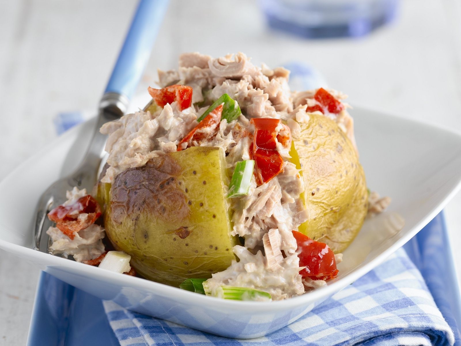 Ofenkartoffel mit Thunfischsalat Rezept | EAT SMARTER