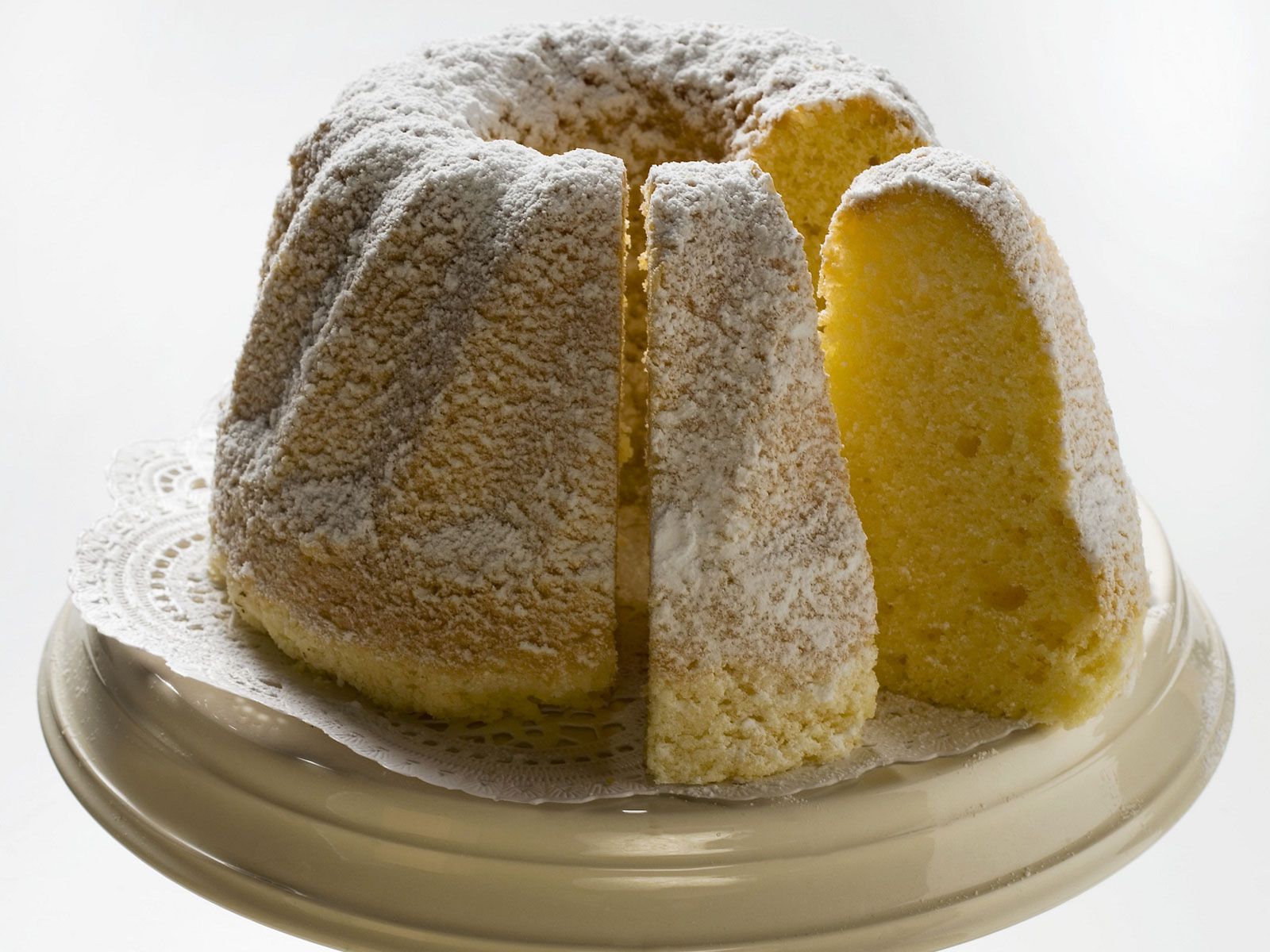 Omas Gugelhupf – saftig Rezept | EAT SMARTER