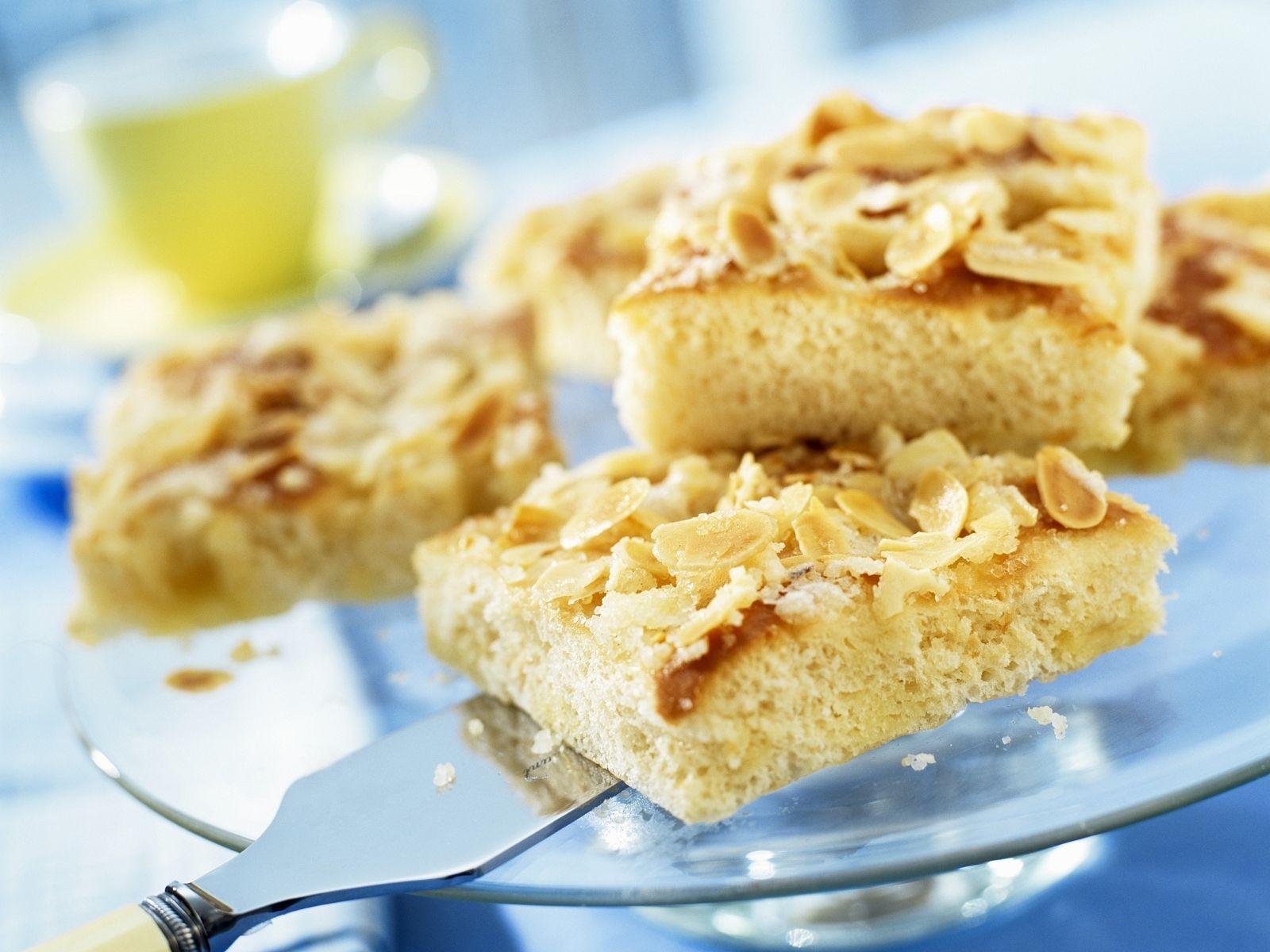 Omas Mandelkuchen vom Blech Rezept | EAT SMARTER