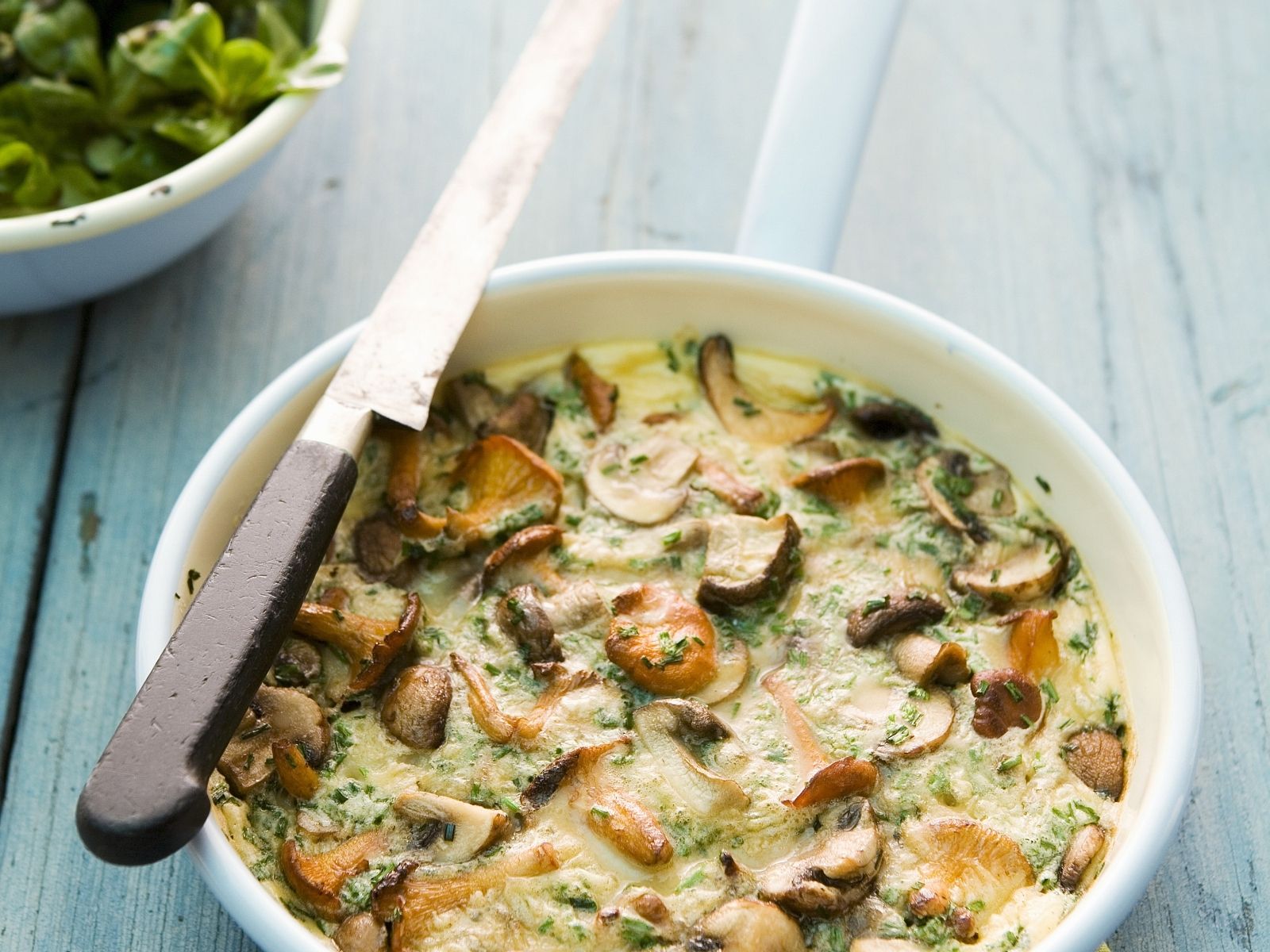 Omelett mit Pilzen dazu Feldsalat Rezept | EAT SMARTER