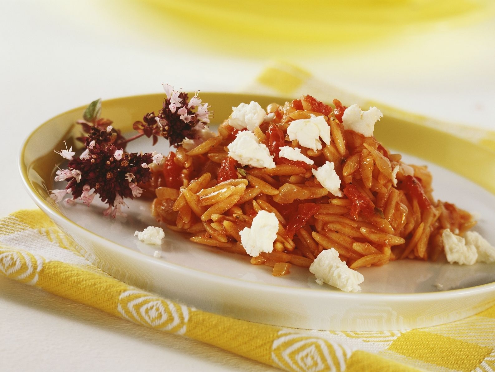 Orzo mit Tomaten und Schafskäse Rezept | EAT SMARTER