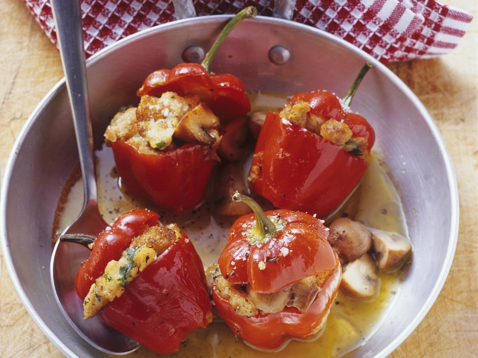 Paprikaschoten mit Pilzen und Semmelteig gefüllt Rezept | EAT SMARTER Paprikaschoten mit Pilzen und Semmelteig gefüllt Rezept | EAT SMARTER