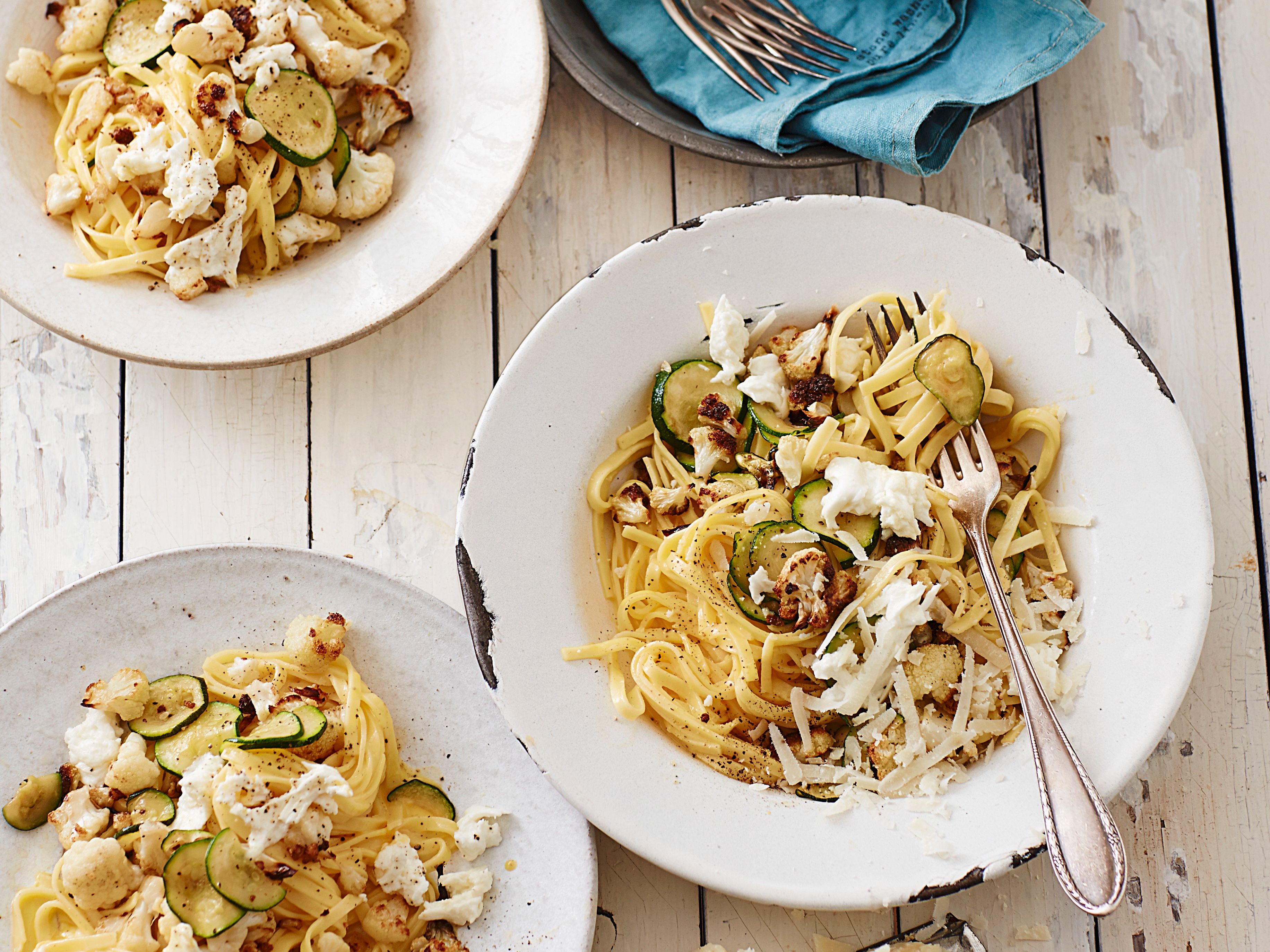 Pasta Carbonara mit geröstetem Blumenkohl und Burrata Rezept | EAT SMARTER