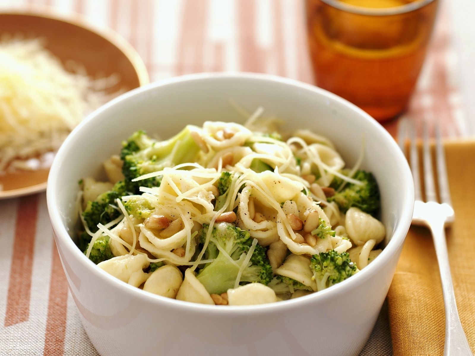 Pasta mit Broccoli, Käse und Pinienkernen Rezept | EAT SMARTER