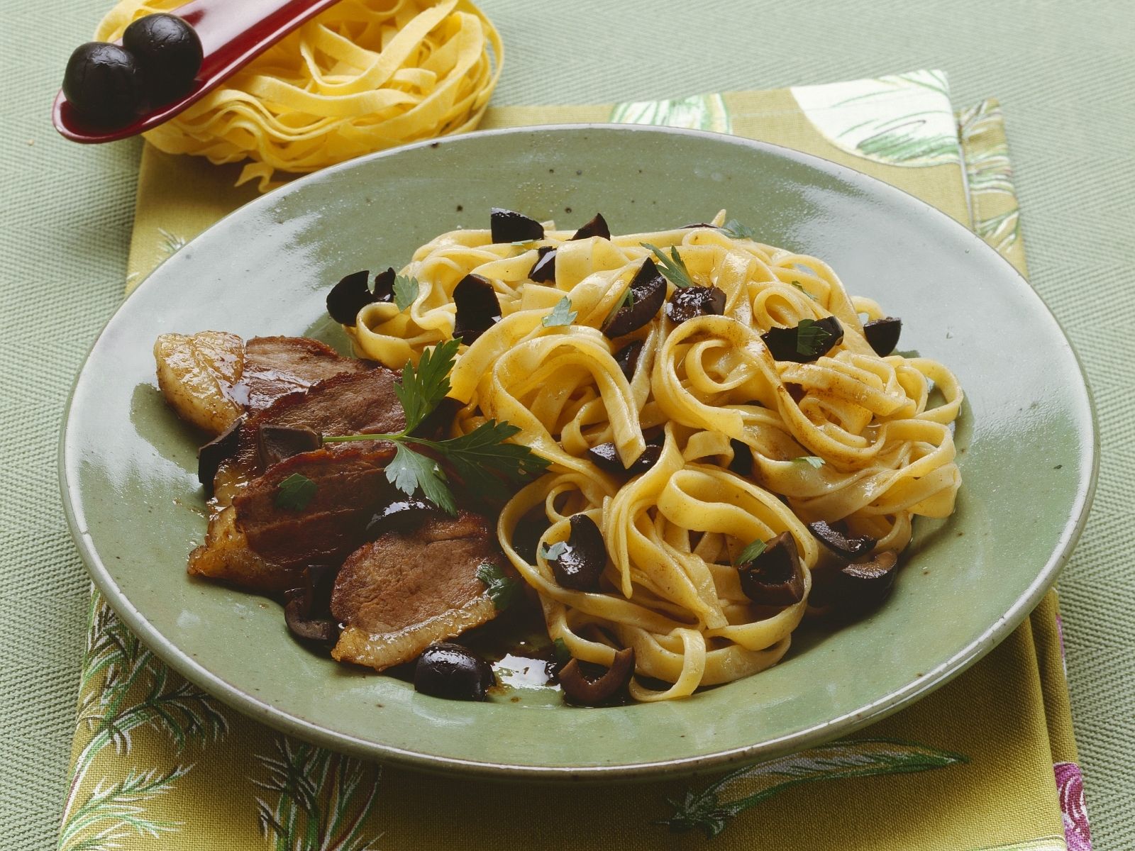 Pasta mit Entenbrust und schwarzen Oliven Rezept | EAT SMARTER Pasta mit Entenbrust und schwarzen Oliven Rezept | EAT SMARTER