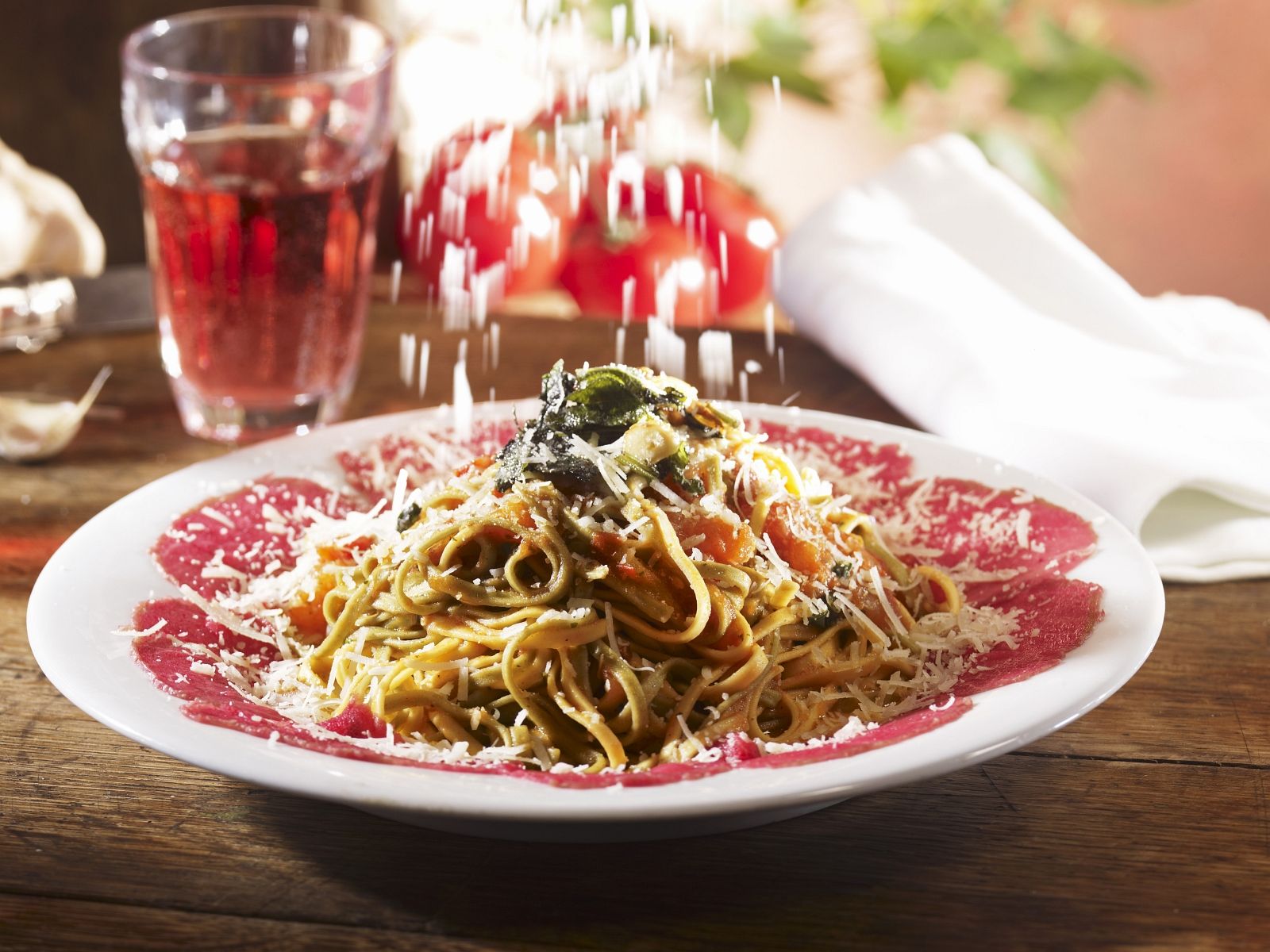Pasta mit Rindfleischcarpaccio, Tomaten und Salbei