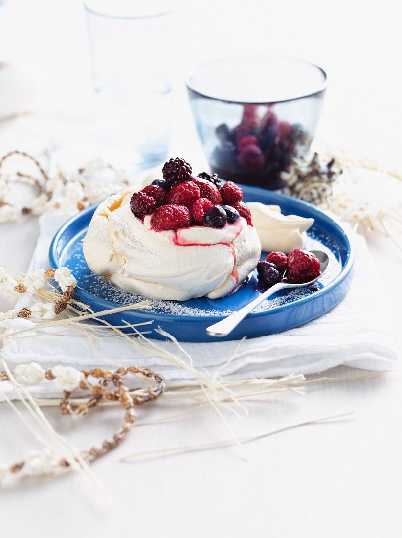Pavlova mit Sahne und Beeren