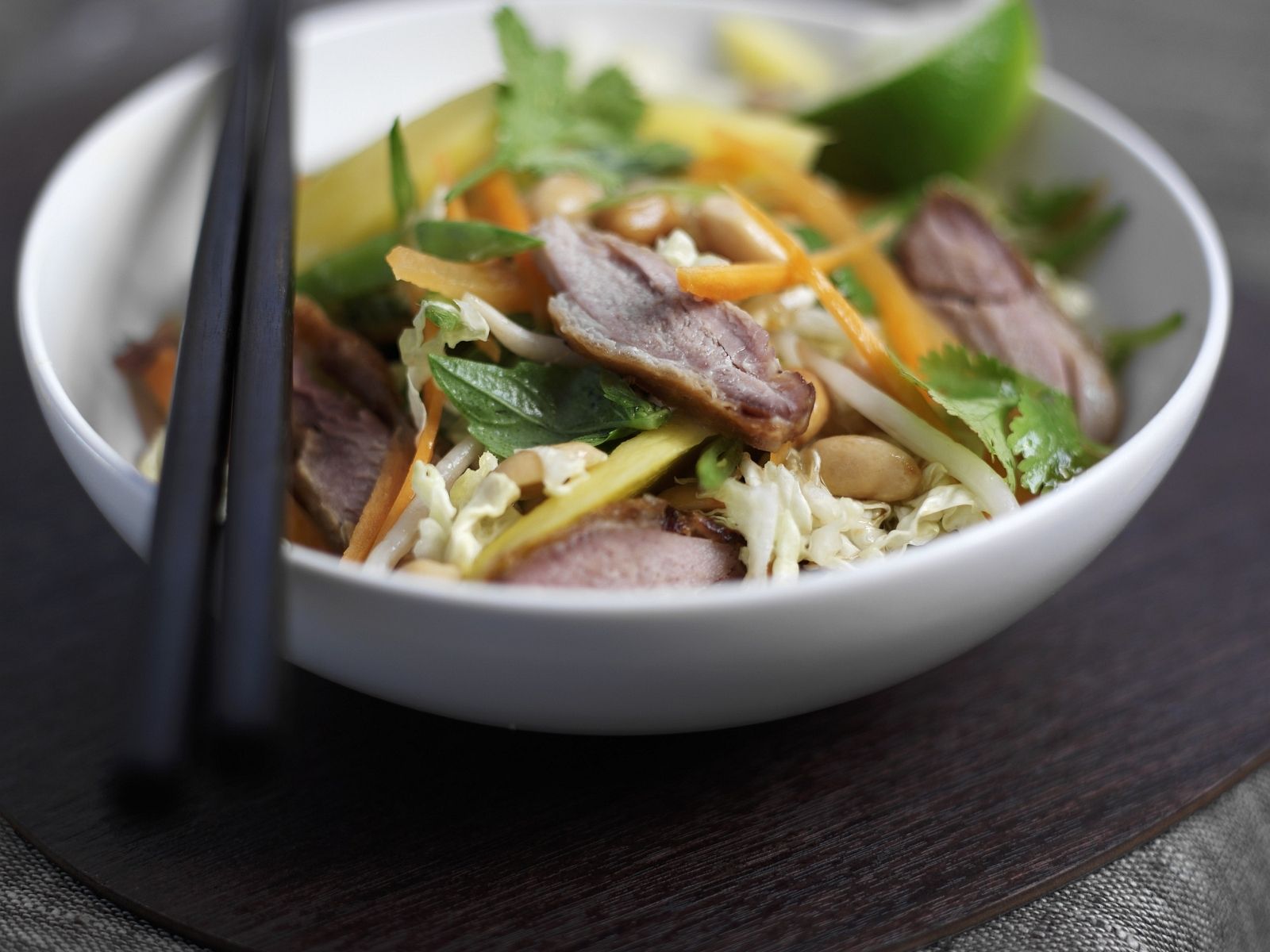 Peking Ente mit Krautsalat im asiatischen Stil Rezept | EAT SMARTER