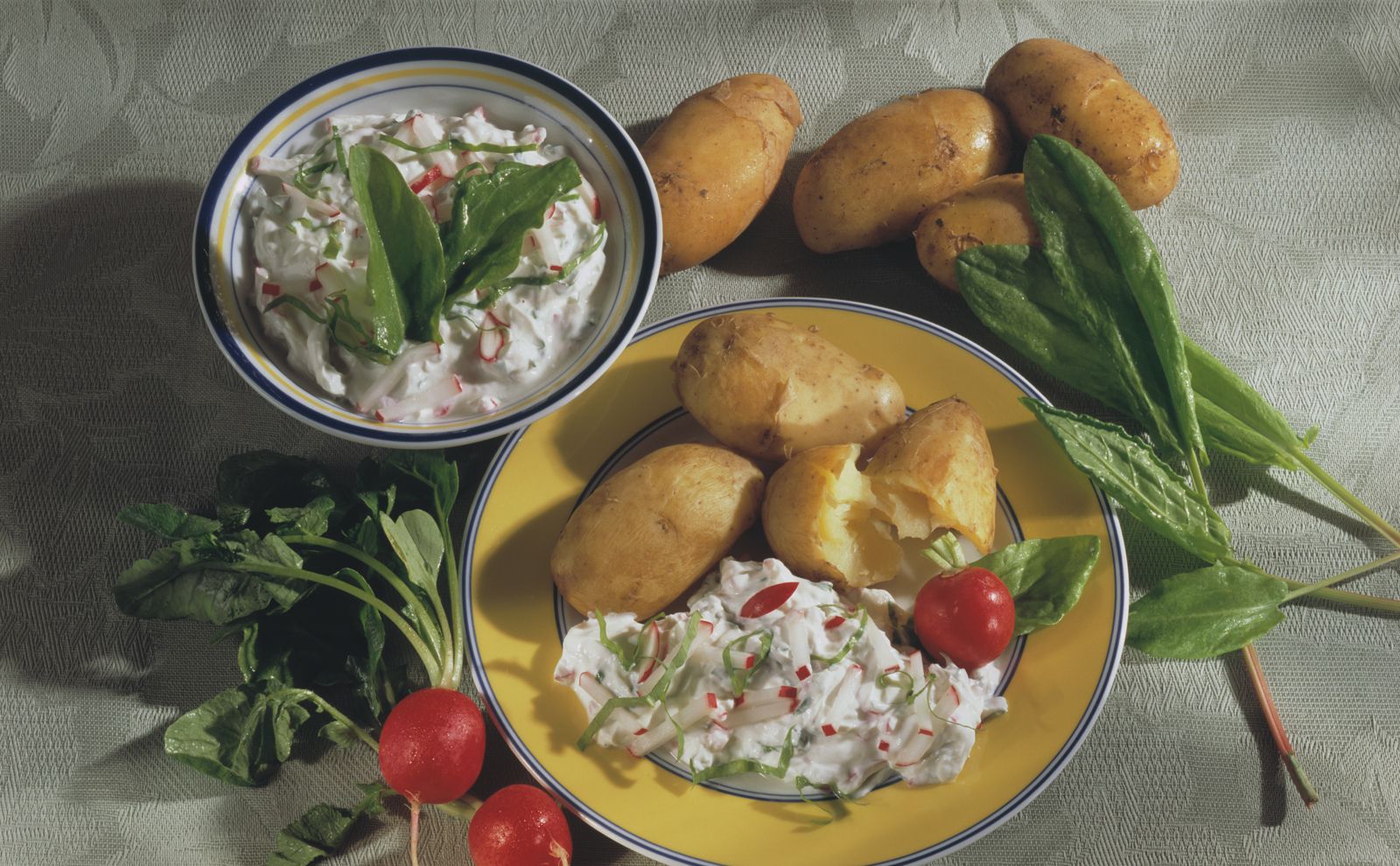 Pellkartoffeln mit Radieschen-Quark Rezept | EAT SMARTER