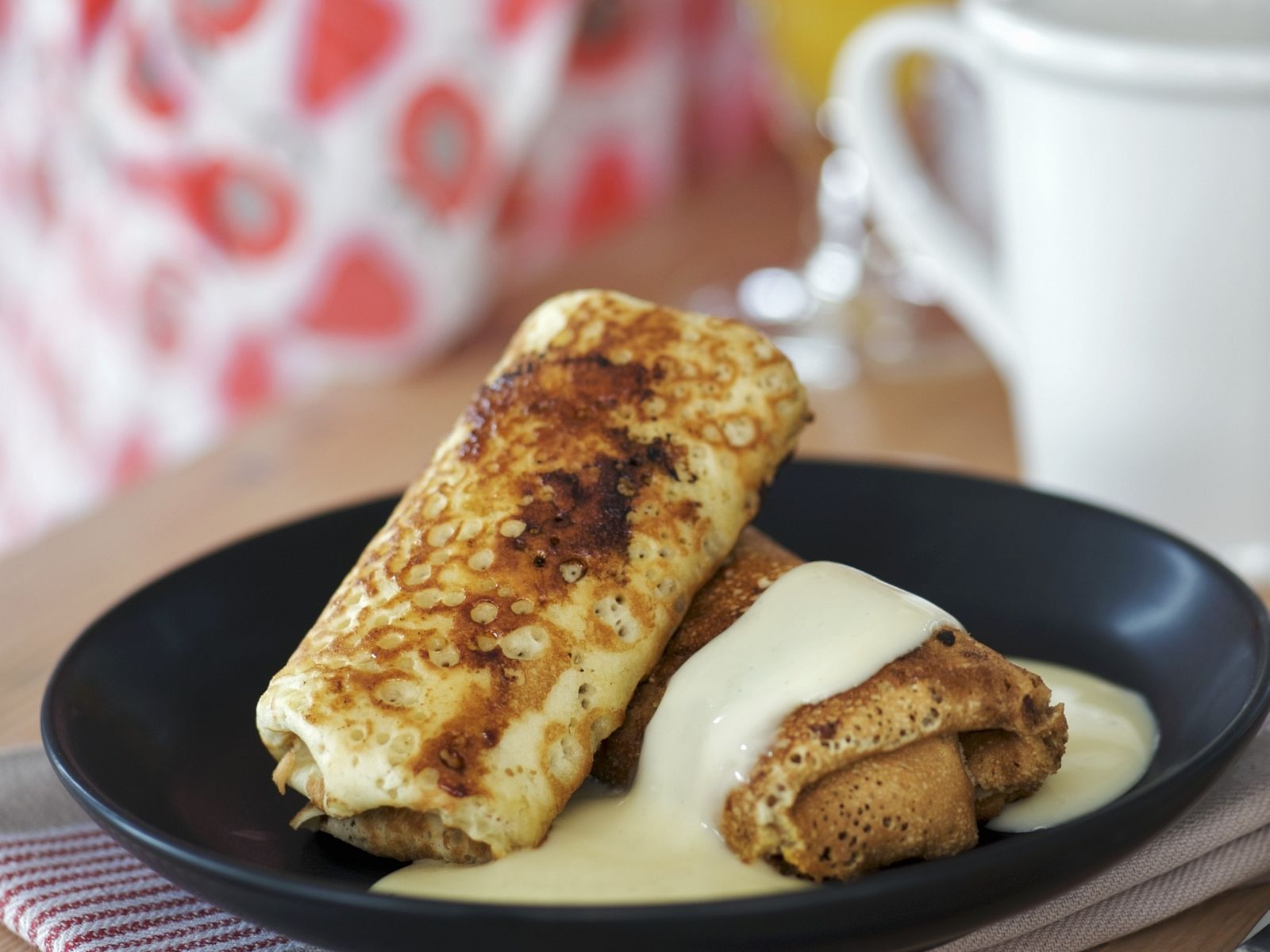 Pfannkuchen mit Äpfeln und Vanillesoße Rezept | EAT SMARTER