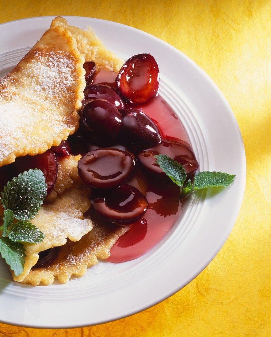 Pfannkuchen mit Zwetschgenkompott Rezept | EAT SMARTER Pfannkuchen mit Zwetschgenkompott Rezept | EAT SMARTER