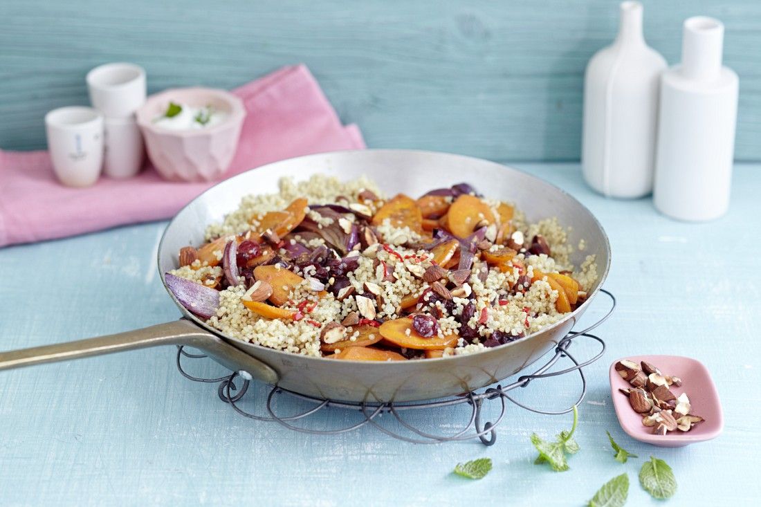 Pikante Quinoapfanne mit Aprikosen Rezept | EAT SMARTER