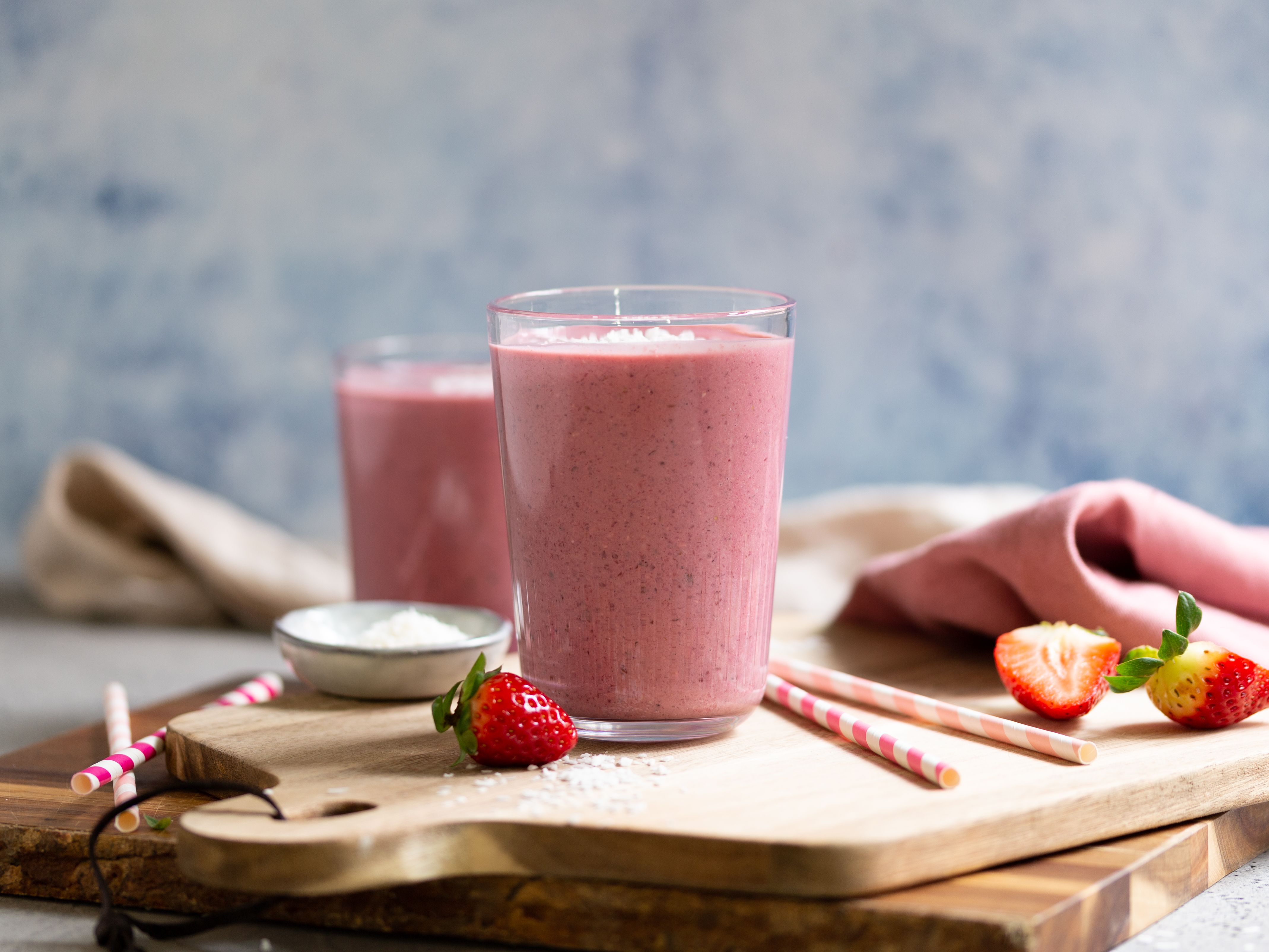 Pinker Beeren-Kokos-Drink mit Seidentofu