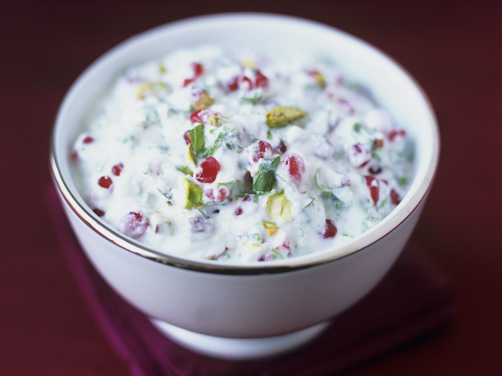 PistazienKorianderJoghurt mit Granatapfelkernen Rezept EAT SMARTER