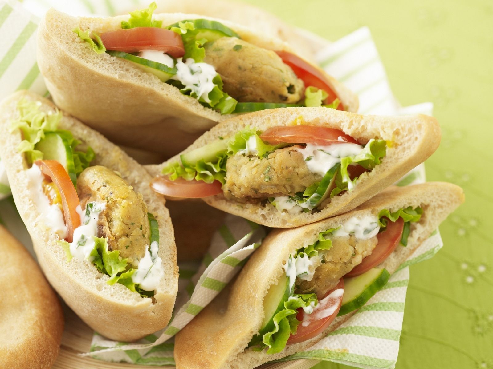 Pitabrote mit Falafel Rezept EAT SMARTER