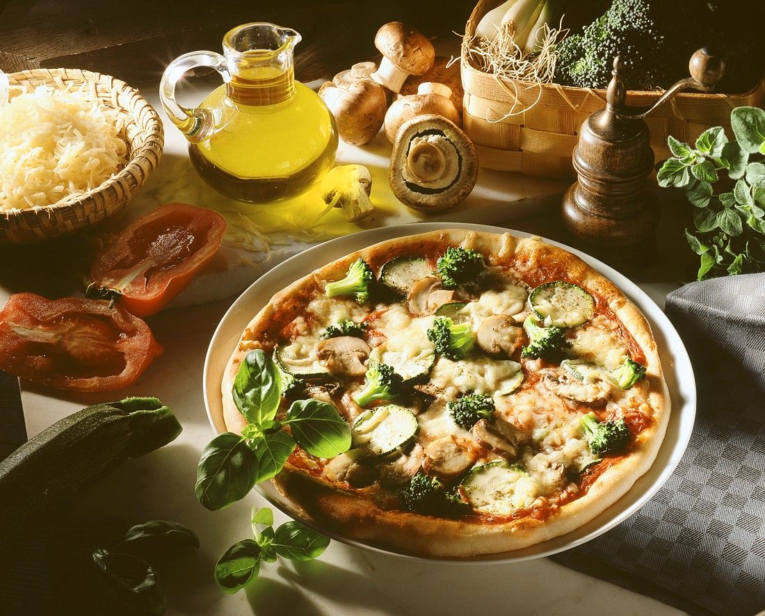 Pizza mit Gemüse Rezept | EAT SMARTER