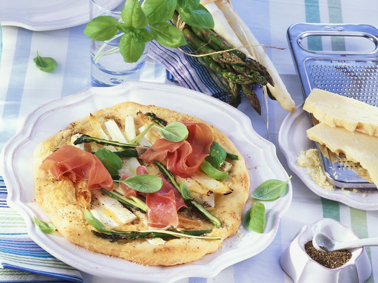 Pizza mit Spargel und Parmaschinken