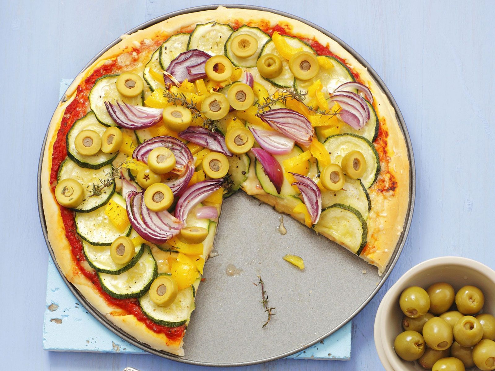 Pizza mit Zucchini und Paprika