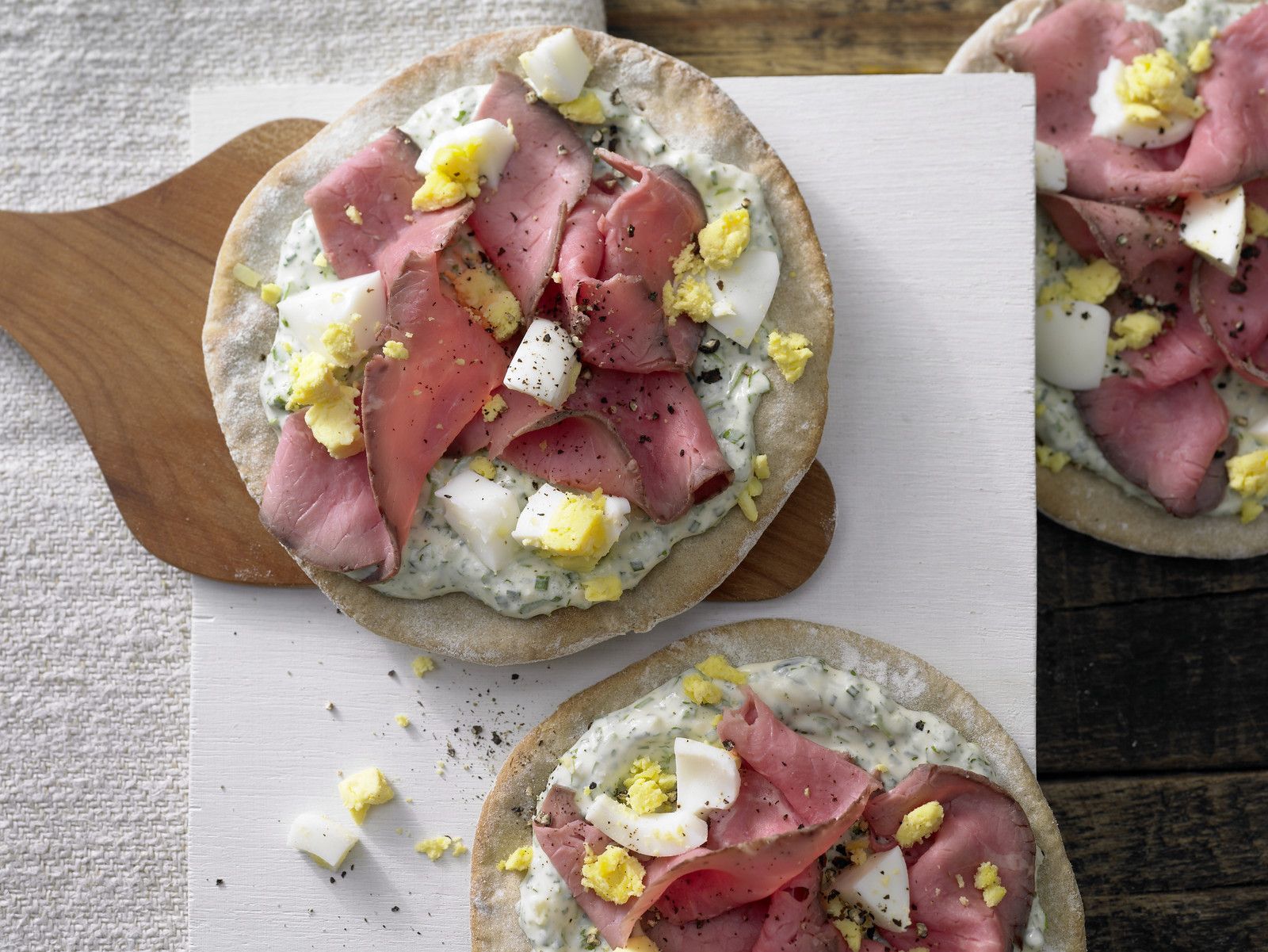 Pizza mit Roastbeef Rezept | EAT SMARTER