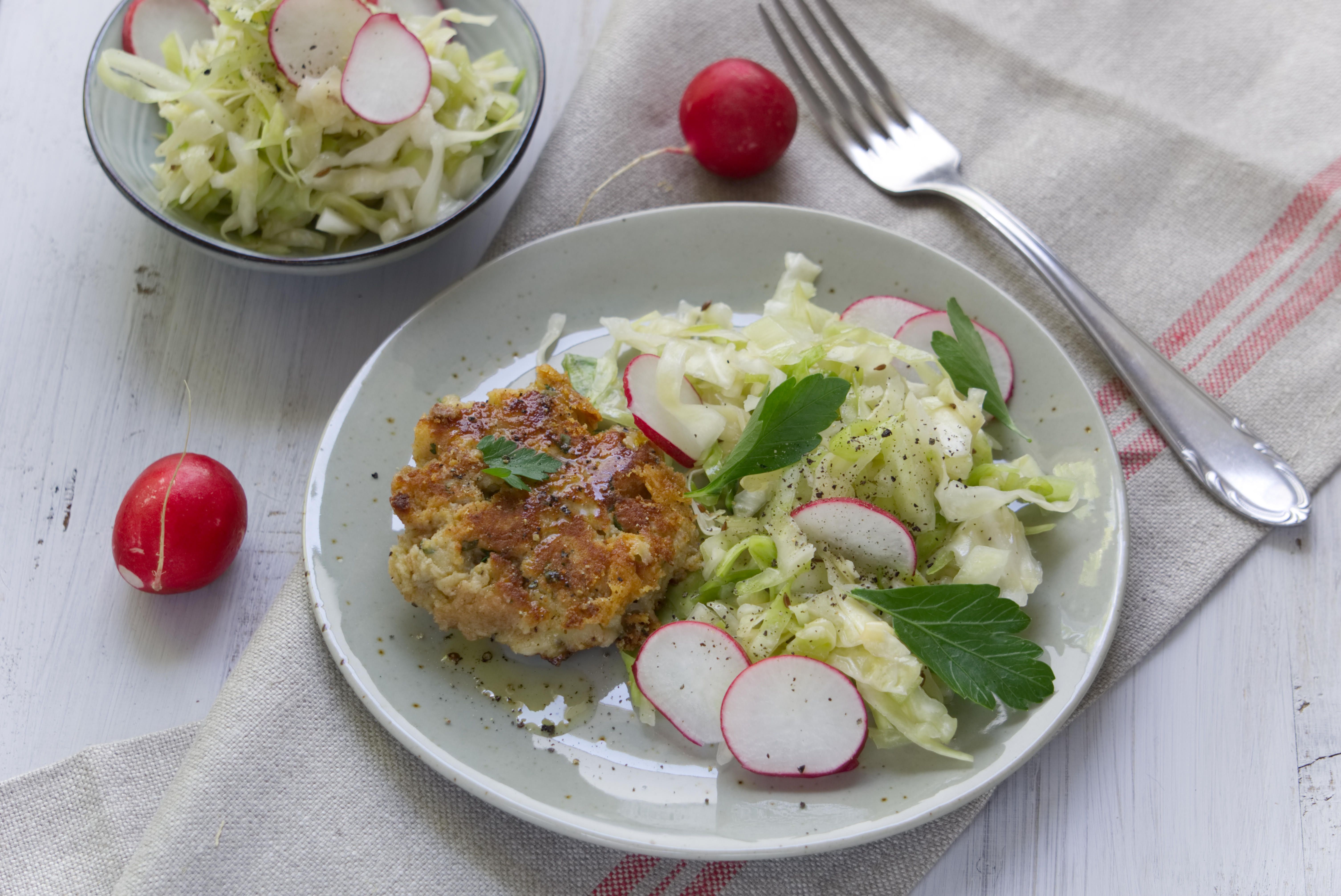 Pressknödel auf Krautsalat