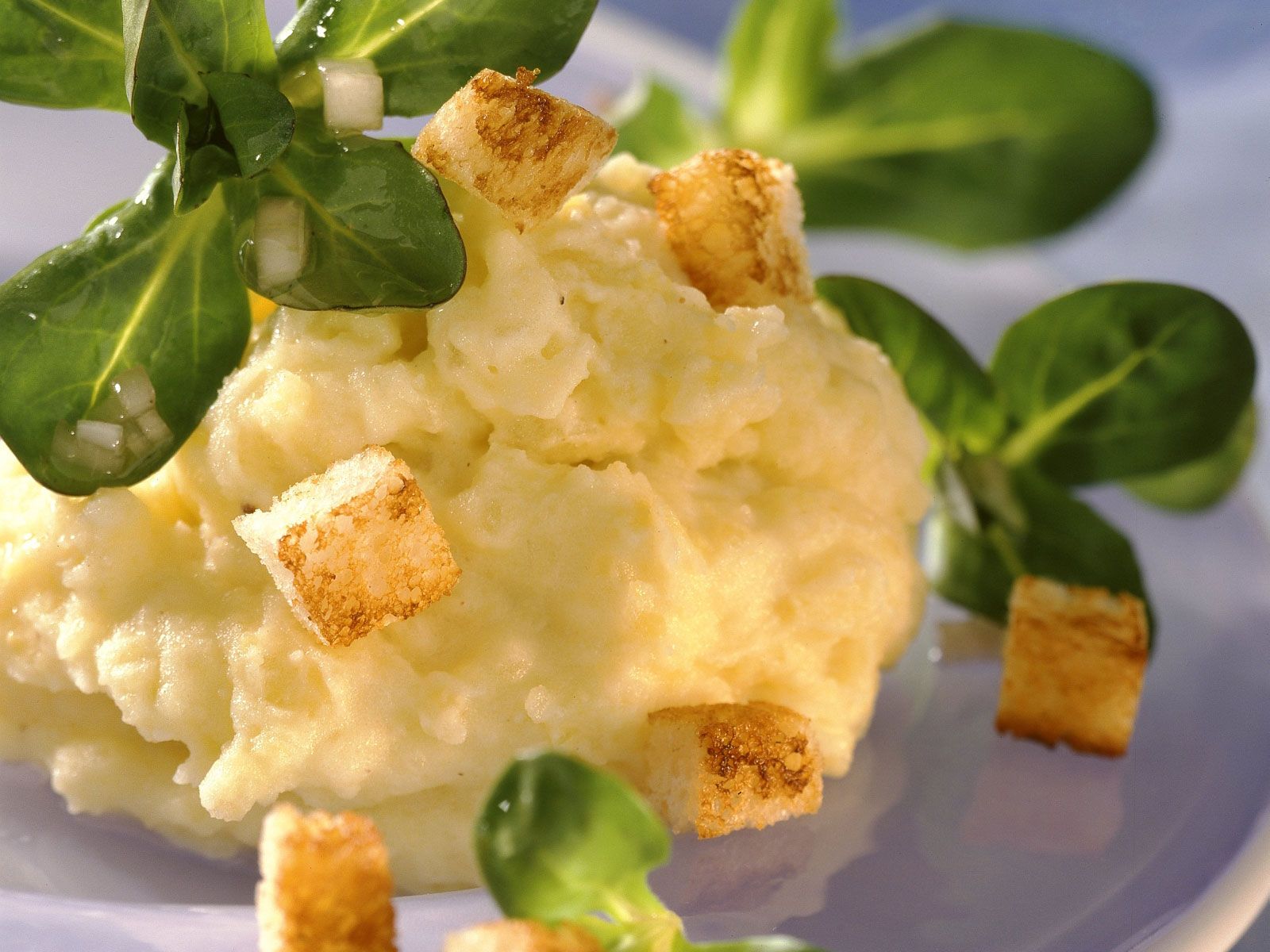 Püree mit Trüffelöl, Rapunzel und Croutons Rezept | EAT SMARTER