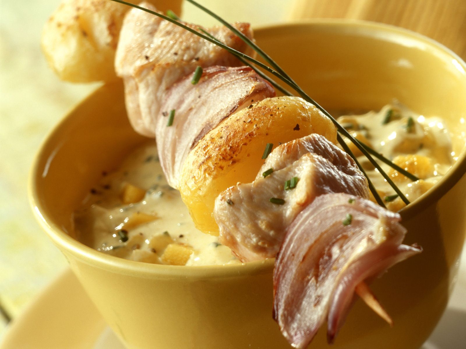 Puten-Kartoffel-Spieß mit Mangocreme Rezept | EAT SMARTER