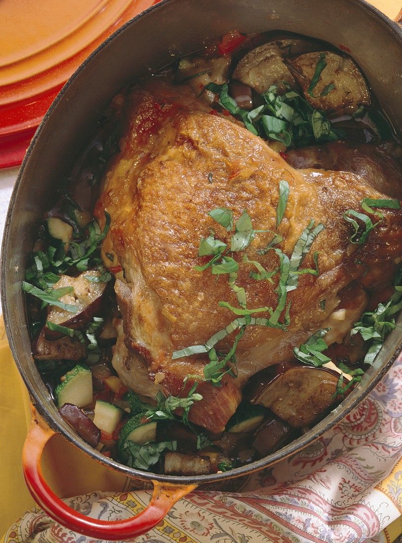 Putenkeule mit mediterranem Gemüse Rezept | EAT SMARTER