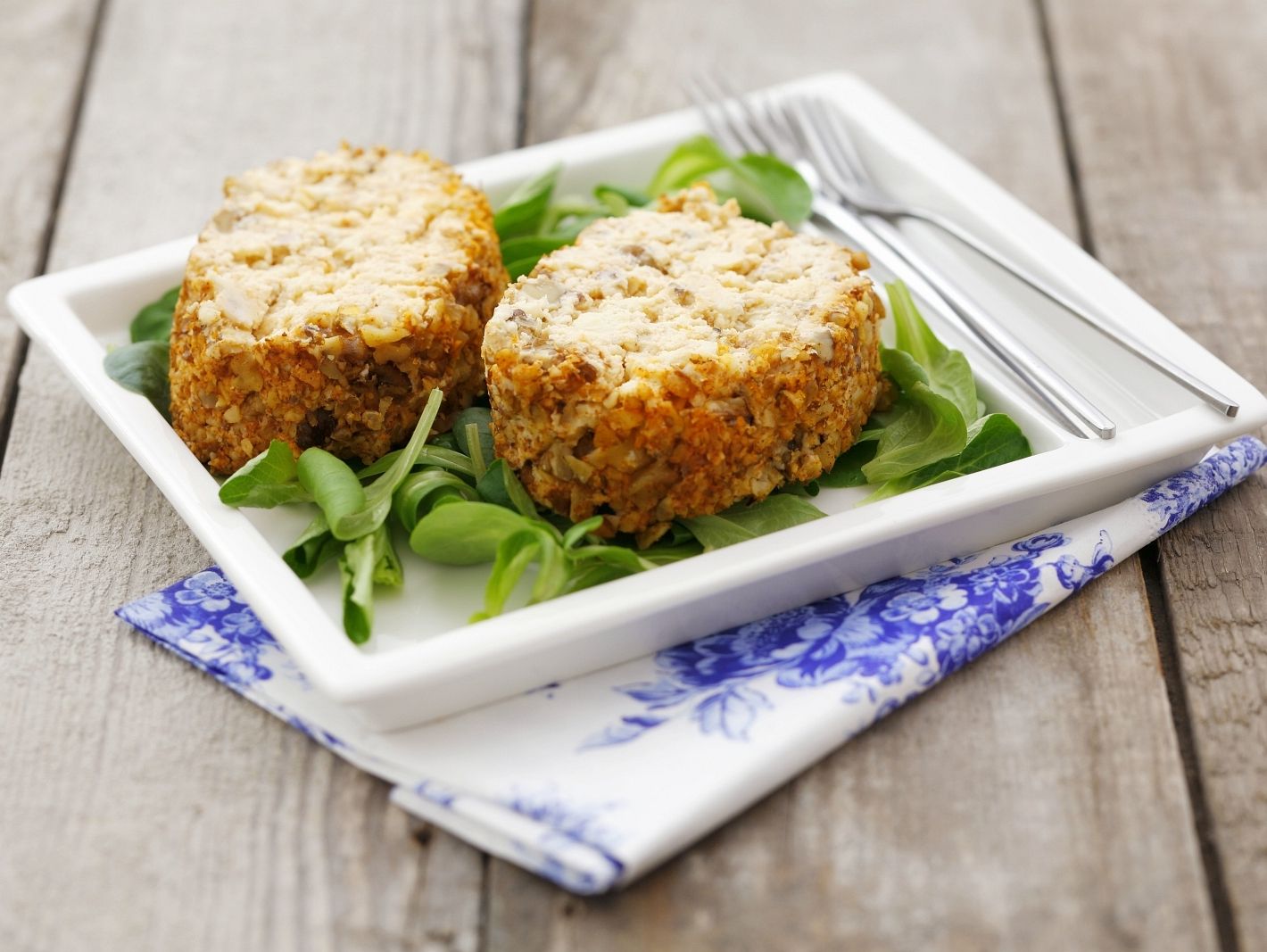 Quark-Käse-Rolle im Walnussmantel Rezept | EAT SMARTER