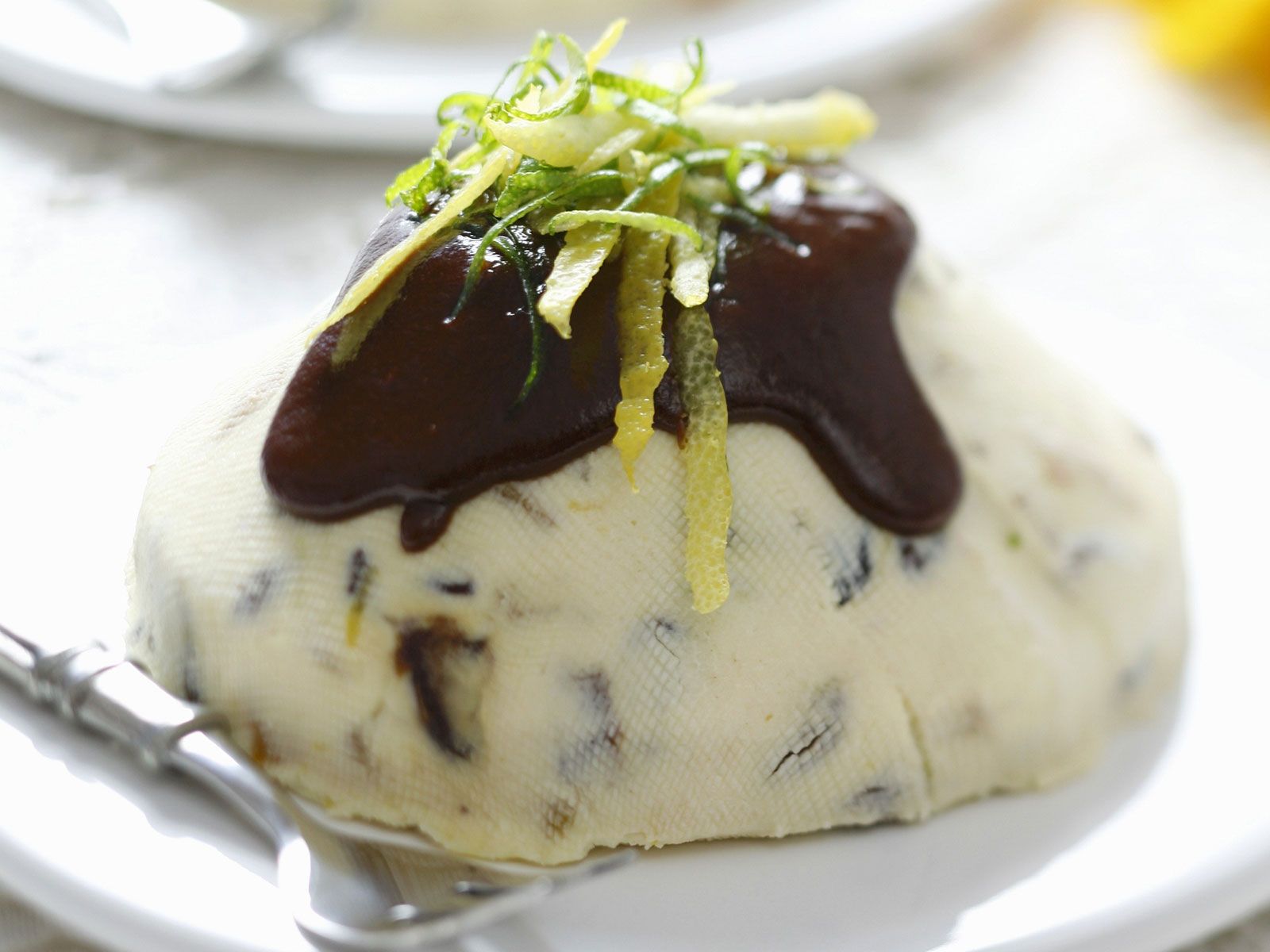 Quarkcreme mit Schokoladensoße (Paskha) Rezept | EAT SMARTER