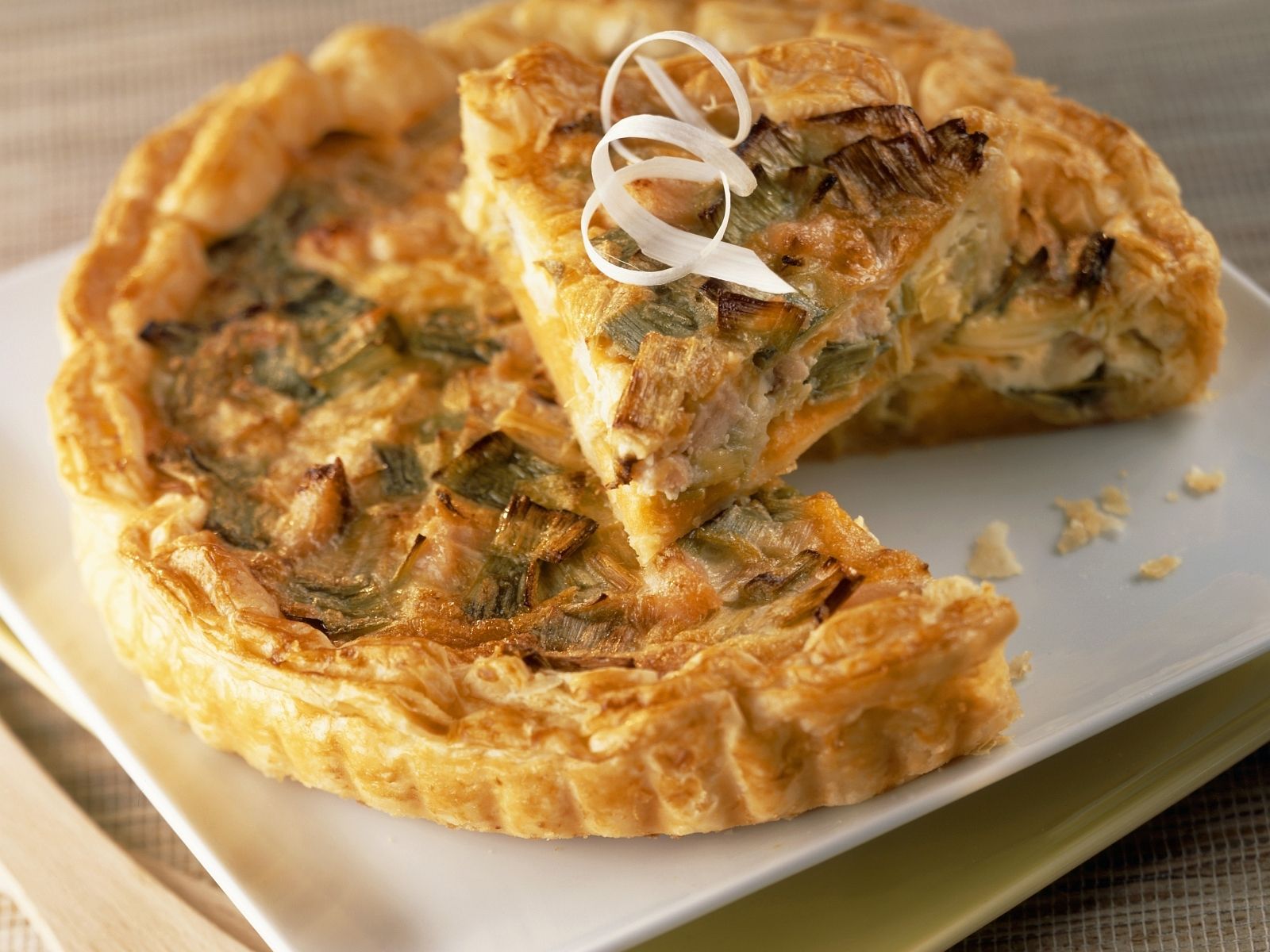 Quiche mit Porree und Lachsforelle Rezept | EAT SMARTER