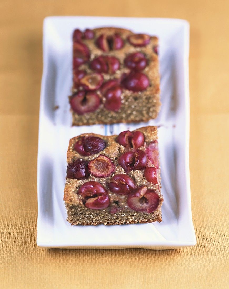 QuinoaKuchen mit Kirschen Rezept EAT SMARTER