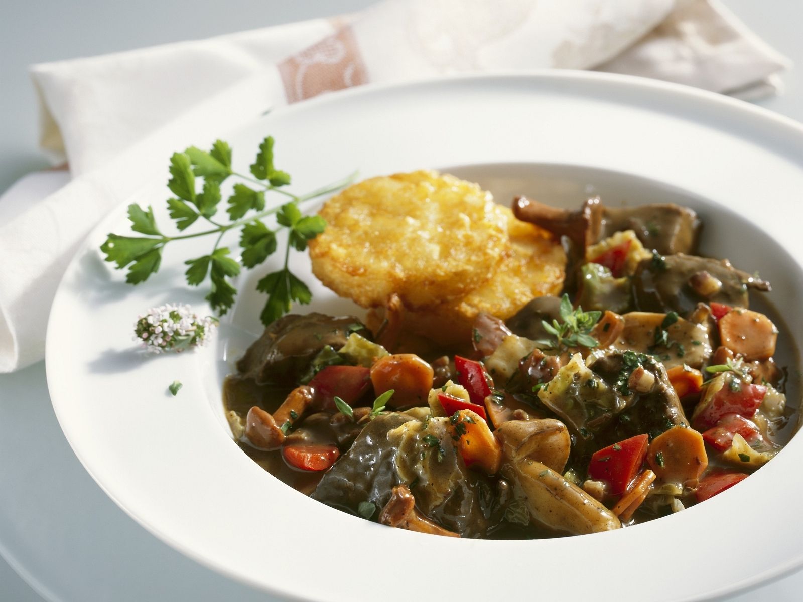 Ragout vom Hirsch mit Rösti Rezept | EAT SMARTER