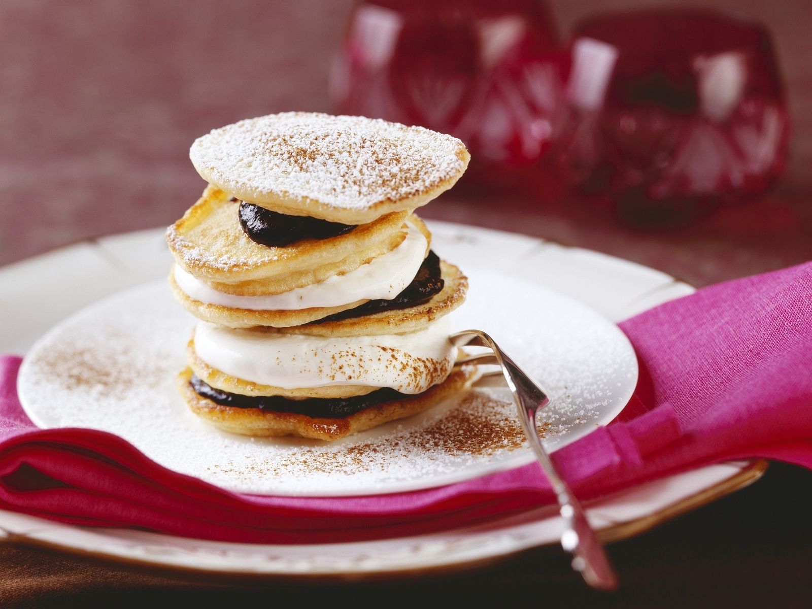 Rahmdalken mit Pflaumenmus und Sahne Rezept | EAT SMARTER