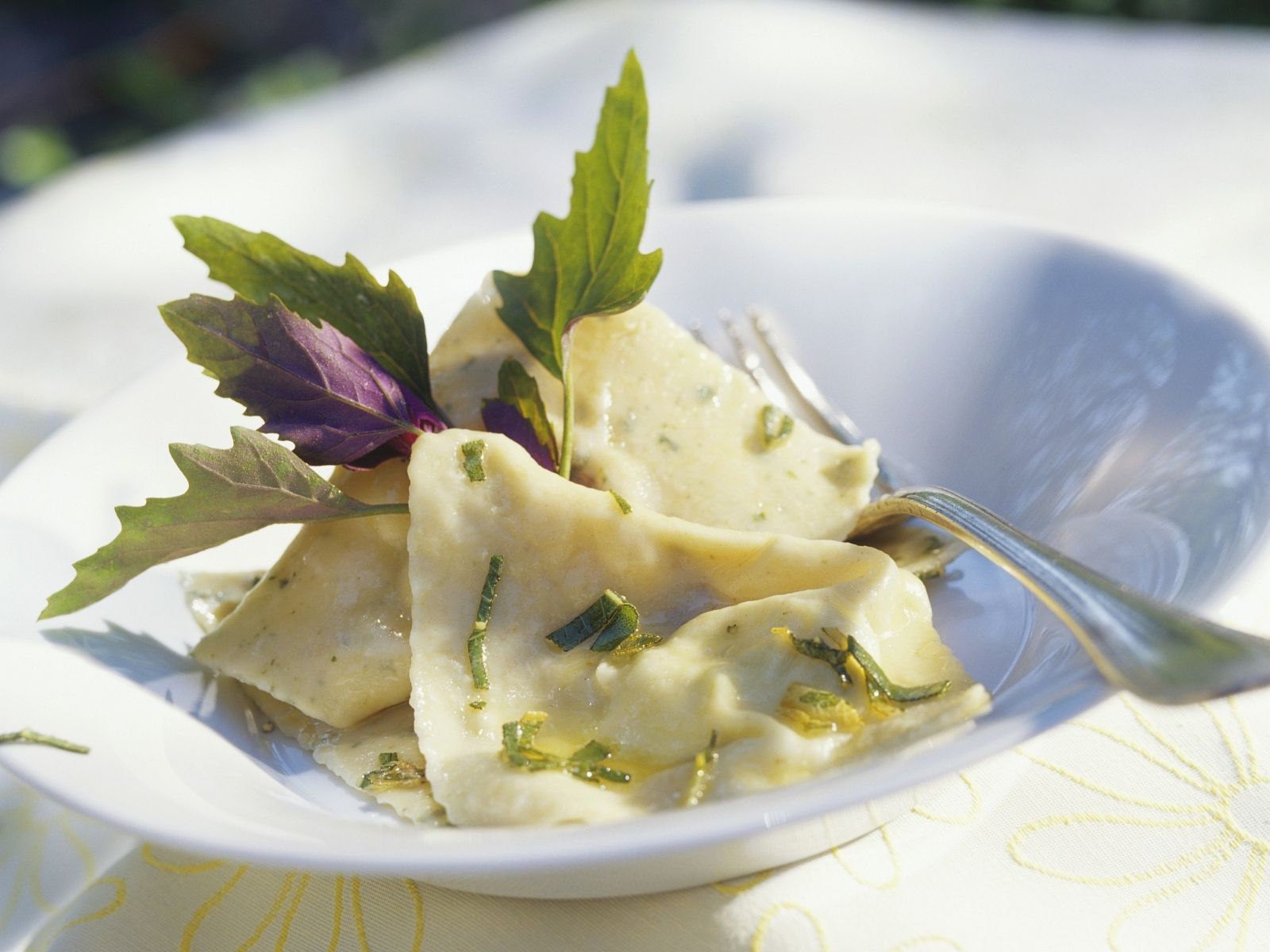 Ravioli mit Baumspinat-Ziegenkäse-Füllung Rezept | EAT SMARTER
