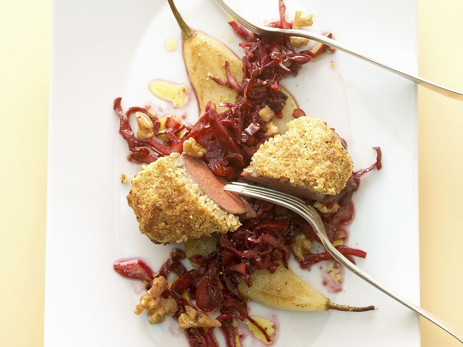 Rehlende Mit Knusperkruste Dazu Rotkraut Und Birnen Rezept Eat Smarter 