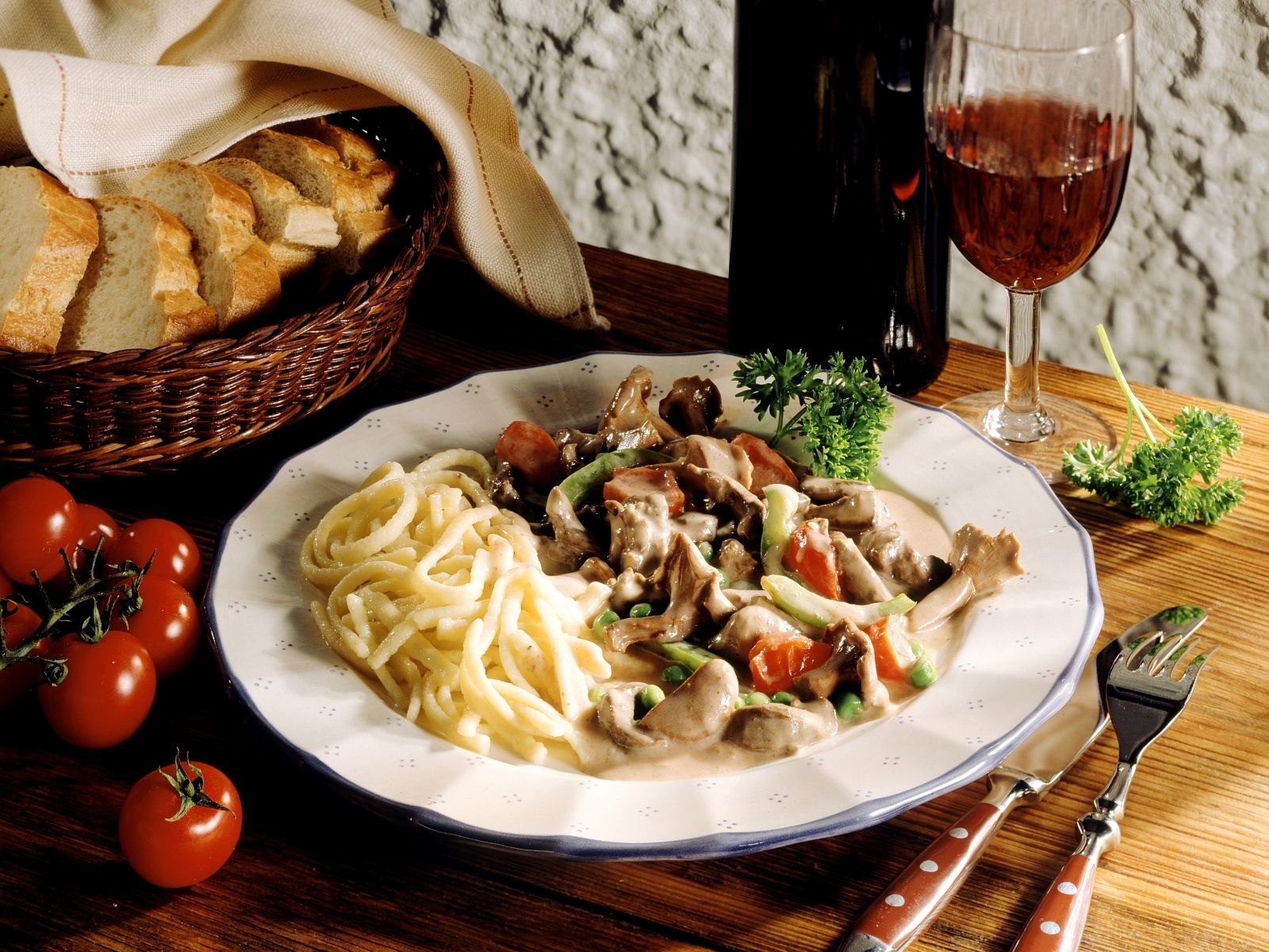 Rehragout mit Cocktailtomaten und Spätzle